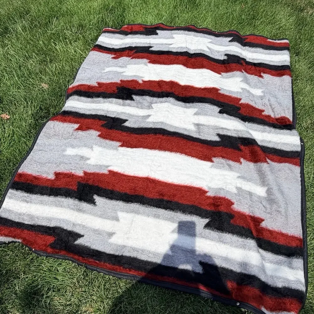 Biederlack Cuddle Wrap Aztec Snap Red Black Stadium Travel Blanket Southwest